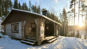 Comfort Cottage, 1 King Bed, Sauna, Lakeside | Property grounds