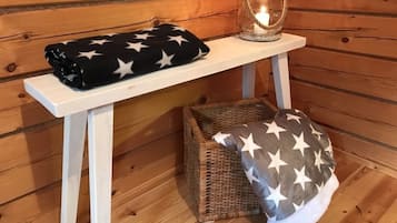 Cottage Comfort, 1 Tempat Tidur King, sauna, tepi danau | Meja kerja dan tempat tidur lipat/tambahan