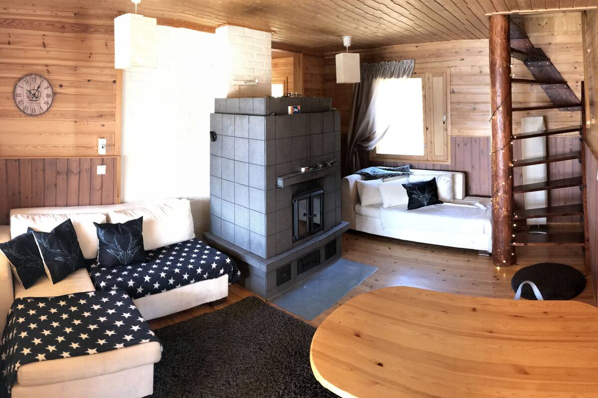 家庭村舍, 3 间卧室, 海滩景观, 湖畔 | 客厅 | 平板电视、壁炉