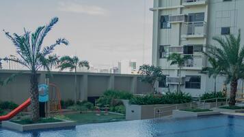 Una piscina al aire libre