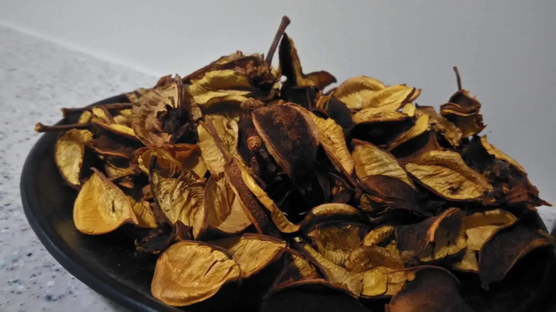 A plate of dried leaves.