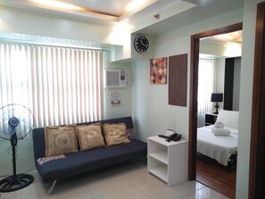 Premier-Apartment, 1 Schlafzimmer, barrierefrei, Kühlschrank und Mikrowelle | Wohnbereich | 42-Zoll-LED-Fernseher mit Kabelempfang, Smart-TV