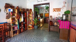 30-inch flat-screen TV with cable channels - Balamku Hotel Cafe (Campeche)