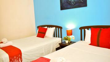 Habitación básica doble, 2 camas matrimoniales | Wifi gratis y ropa de cama