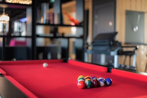 A pool table with billiard balls and a pool cue. - Aloft by Marriott Dublin City (Dublin)