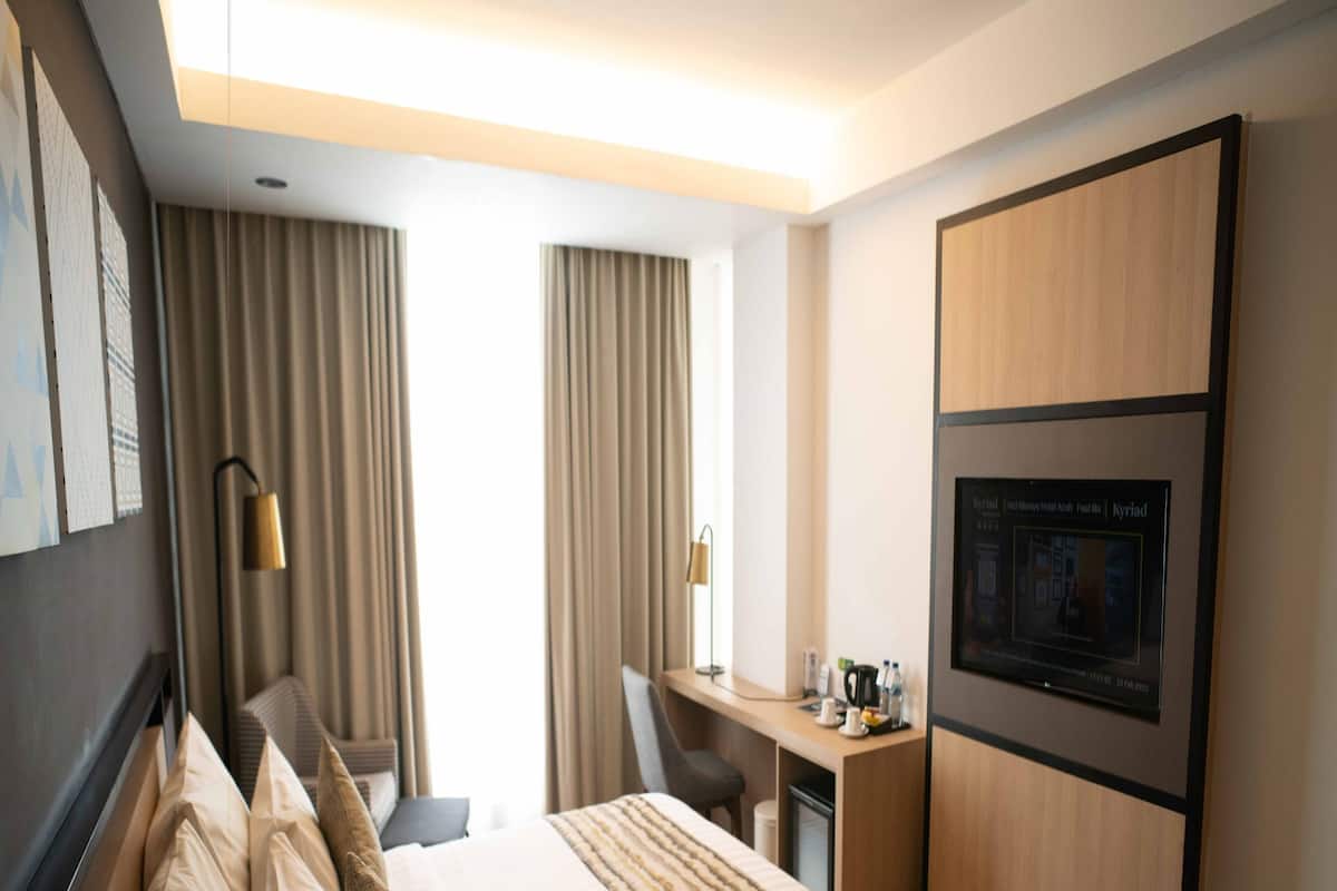 Deluxe Room, 1 Queen Bed | In-room safe, bed sheets