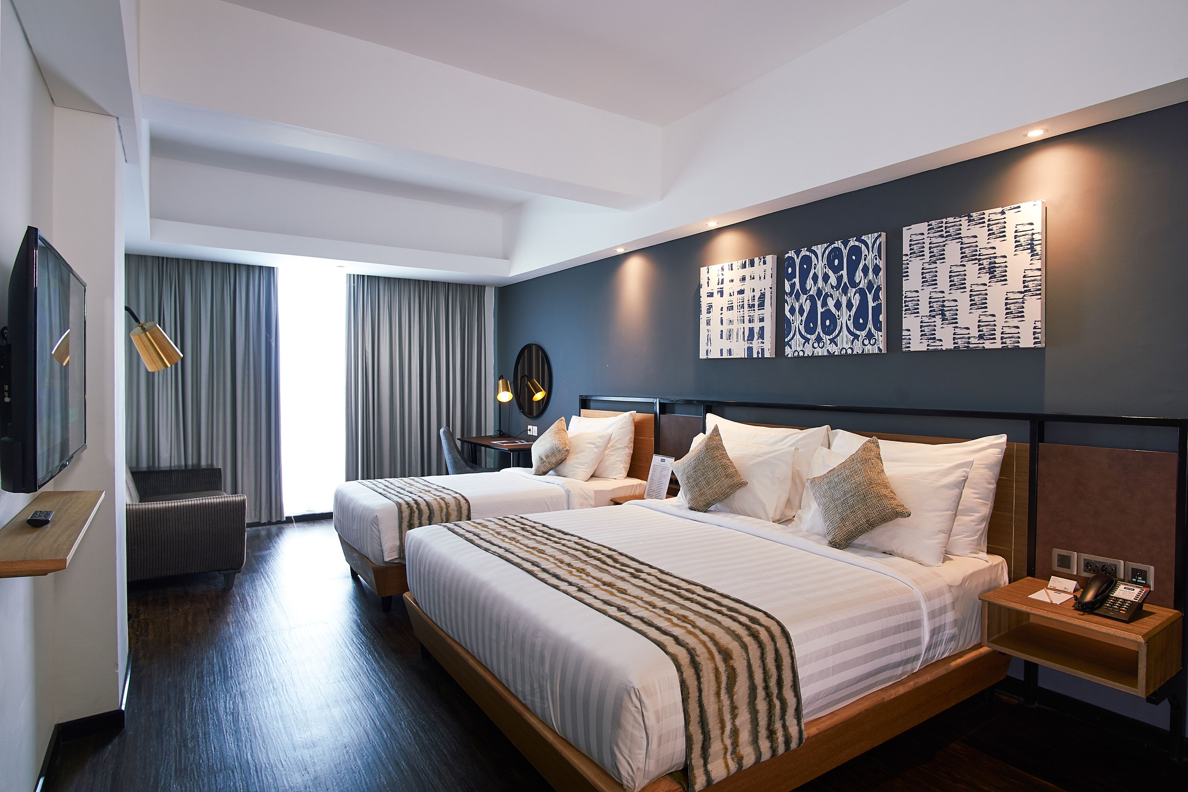 family room with breakfast | in-room safe, bed sheets