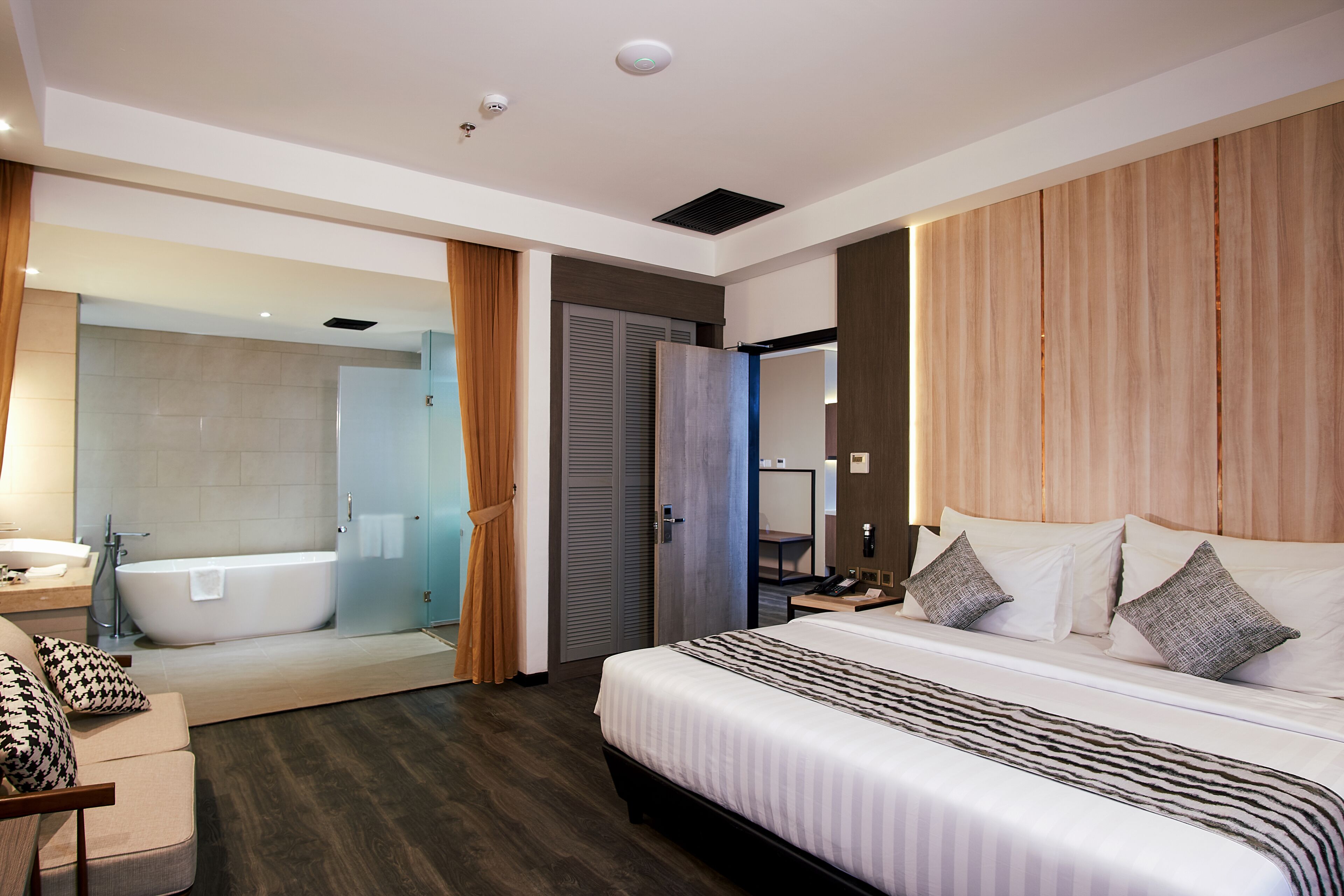 Presidential Suite with Breakfast | In-room safe, bed sheets