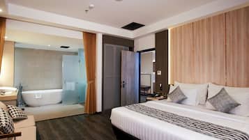 خزنة داخل الغرفة وملاءات أسرّة