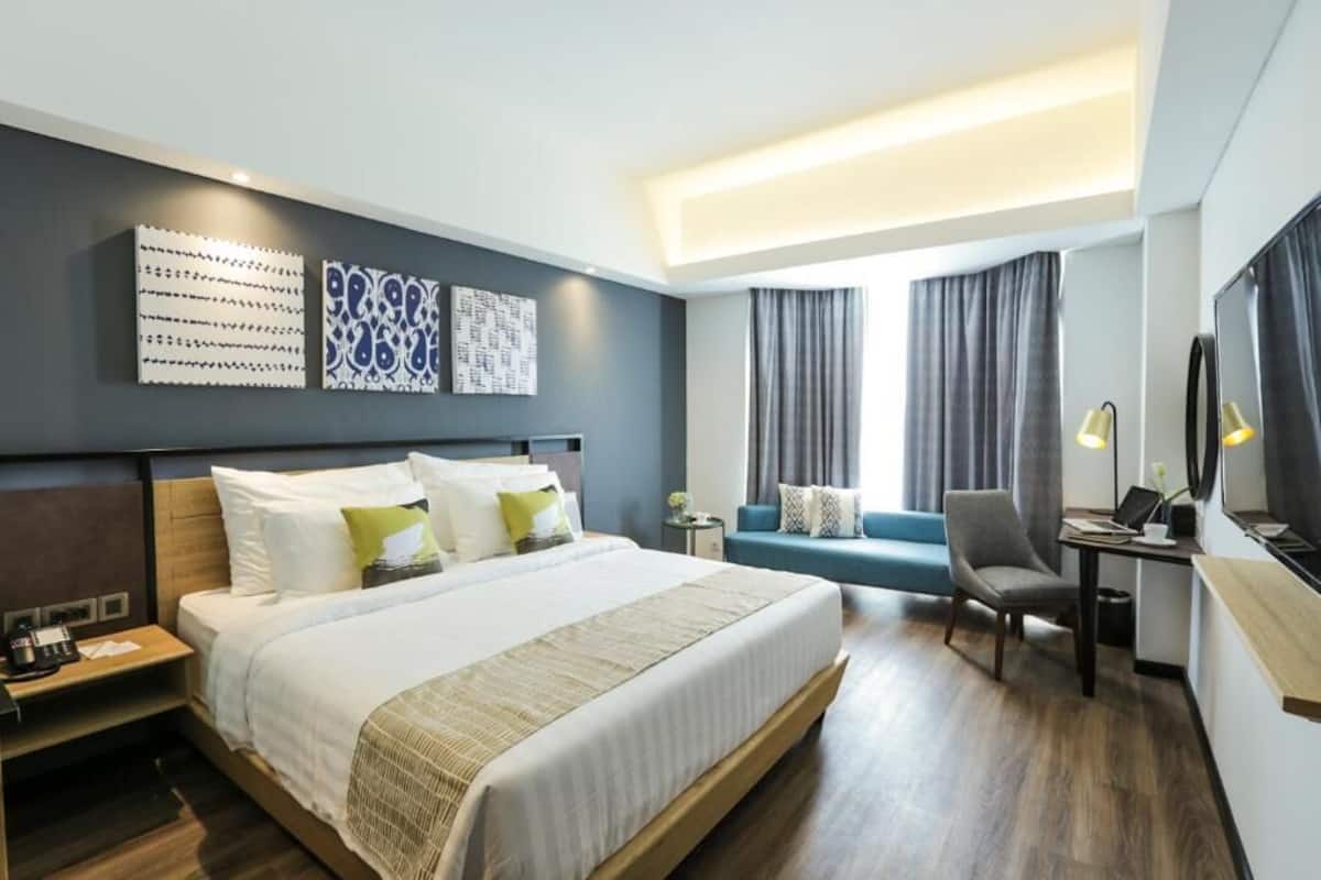 In-room safe, bed sheets