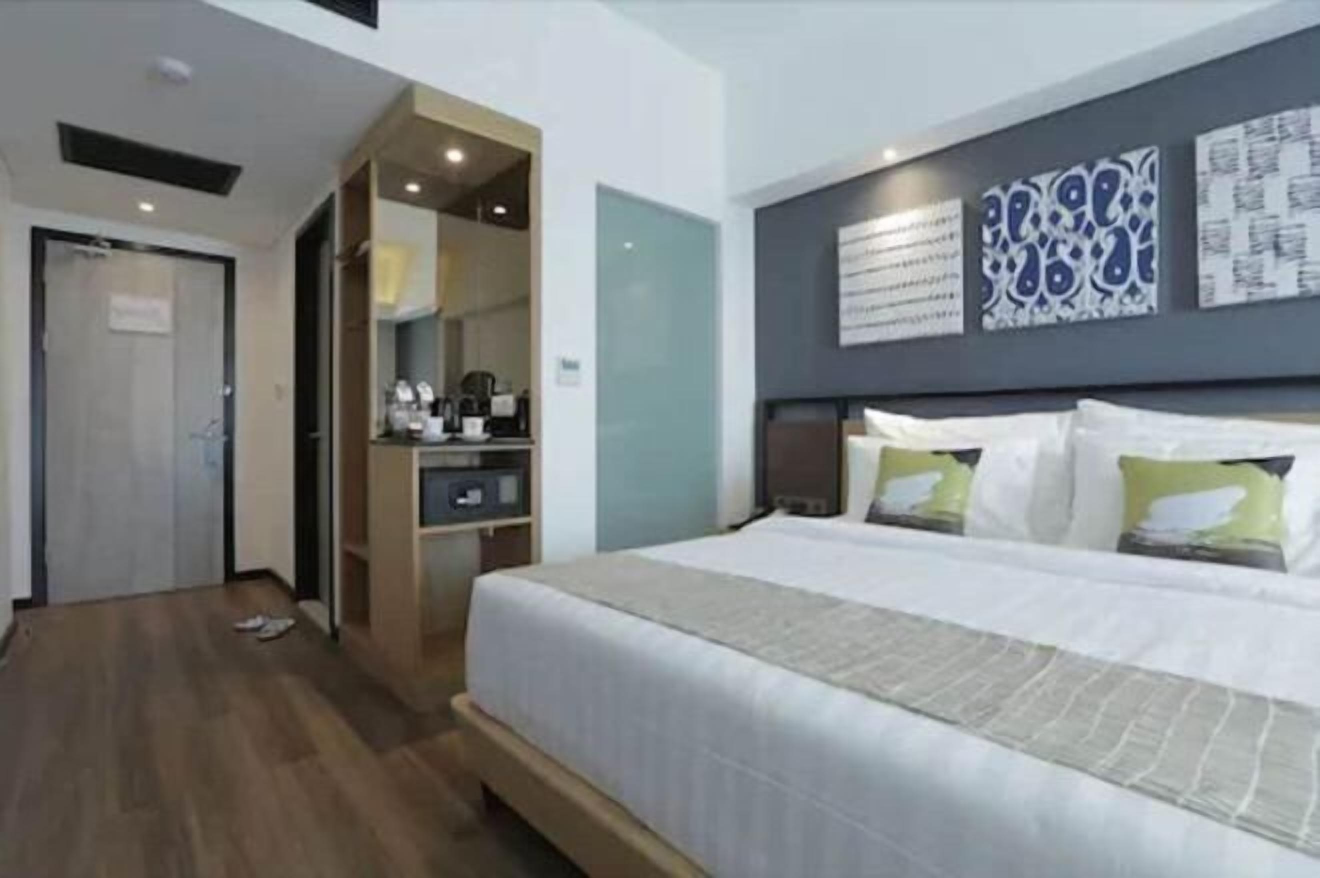 Peti besi dalam bilik, cadar katil 