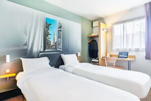 ห้องทวิน | โต๊ะทำงาน, ห้องเก็บเสียง, Wi-Fi ฟรี, ผ้าปูที่นอน
