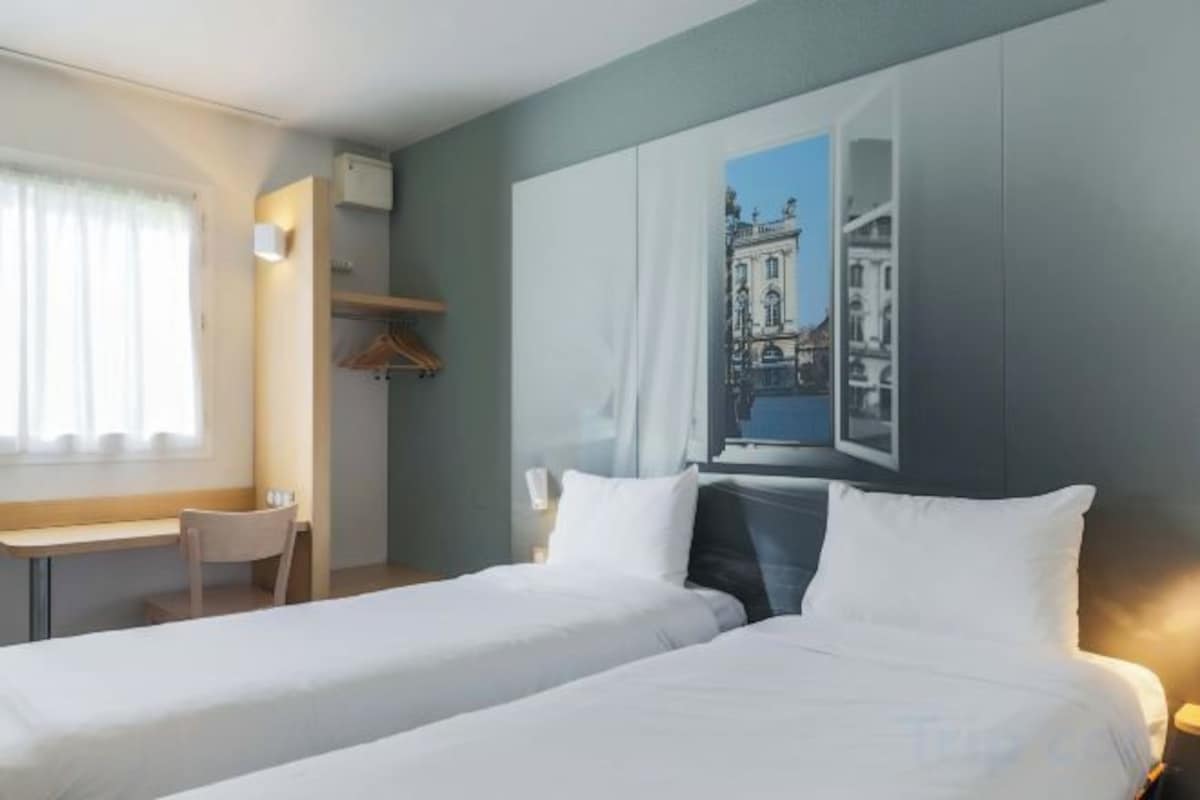 Desk, soundproofing, WiFi (free), bed sheets