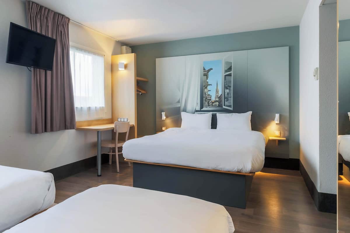Escritorio, sistema de insonorización, wifi gratis y ropa de cama