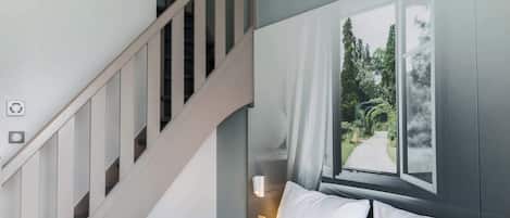 مكتب وتجهيزات عازلة للصوت وواي فاي مجانًا وملاءات أسرّة