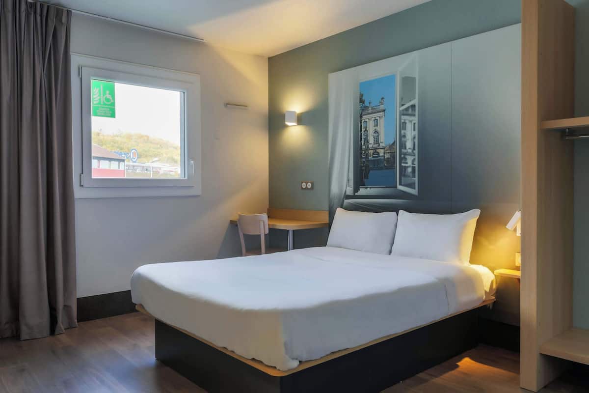Escritorio, sistema de insonorización, wifi gratis y ropa de cama