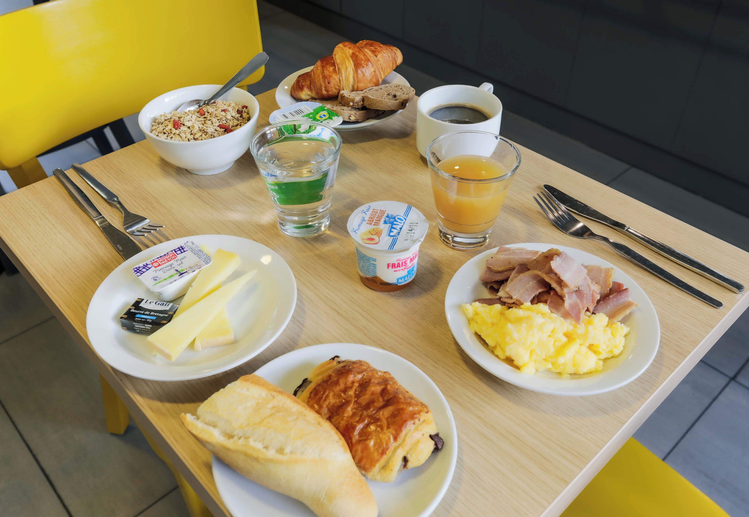 Bữa sáng buffet hàng ngày với phụ phí nhỏ 