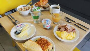Petit déjeuner buffet servi tous les jours en supplément