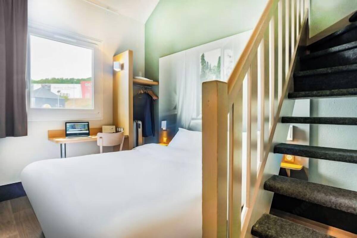 Työpöytä, äänieristys, ilmainen Wi-Fi, vuodevaatteet