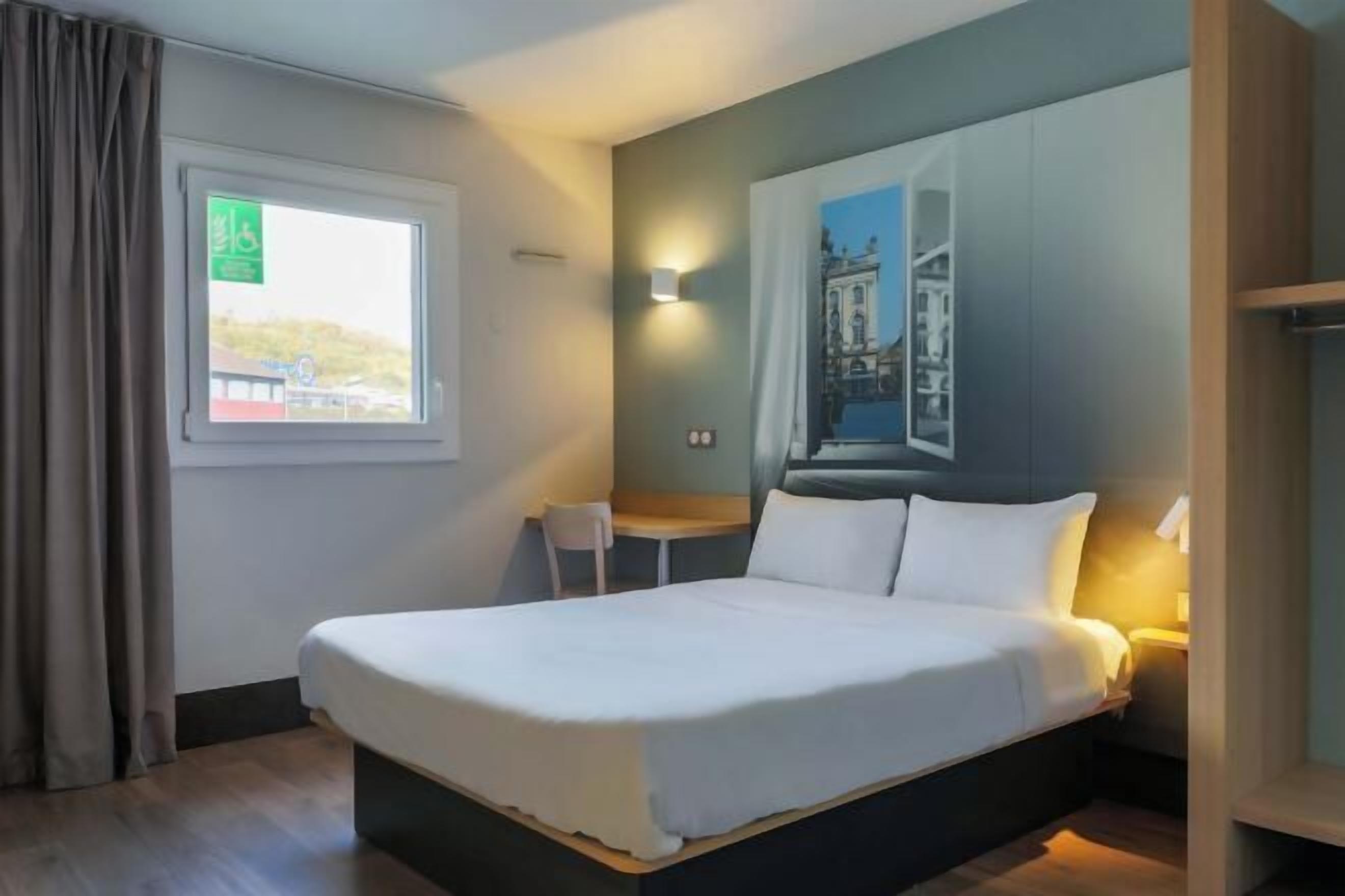 Desk, soundproofing, free WiFi, bed sheets