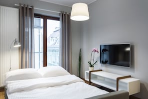 43-inch flat-screen TV with satellite channels, TV - UNIC Apartments Dominikańska (Poznan)