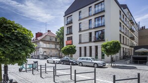 Un immeuble à plusieurs étages, doté d’une architecture moderne, de balcons et de grandes fenêtres.