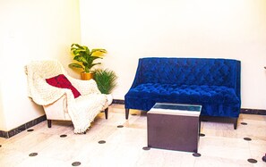 Deluxe Single Room, City View | Living area - Hotel Quo Vadis (Abuja)