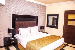 Desk, laptop workspace, free WiFi - Hotel Quo Vadis (Abuja)