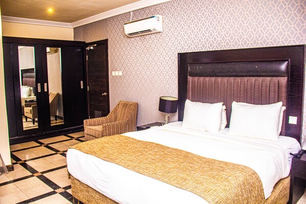 Deluxe Single Room, City View | Desk, laptop workspace, free WiFi - Hotel Quo Vadis (Abuja)