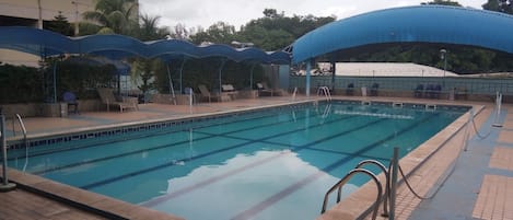 Una piscina al aire libre