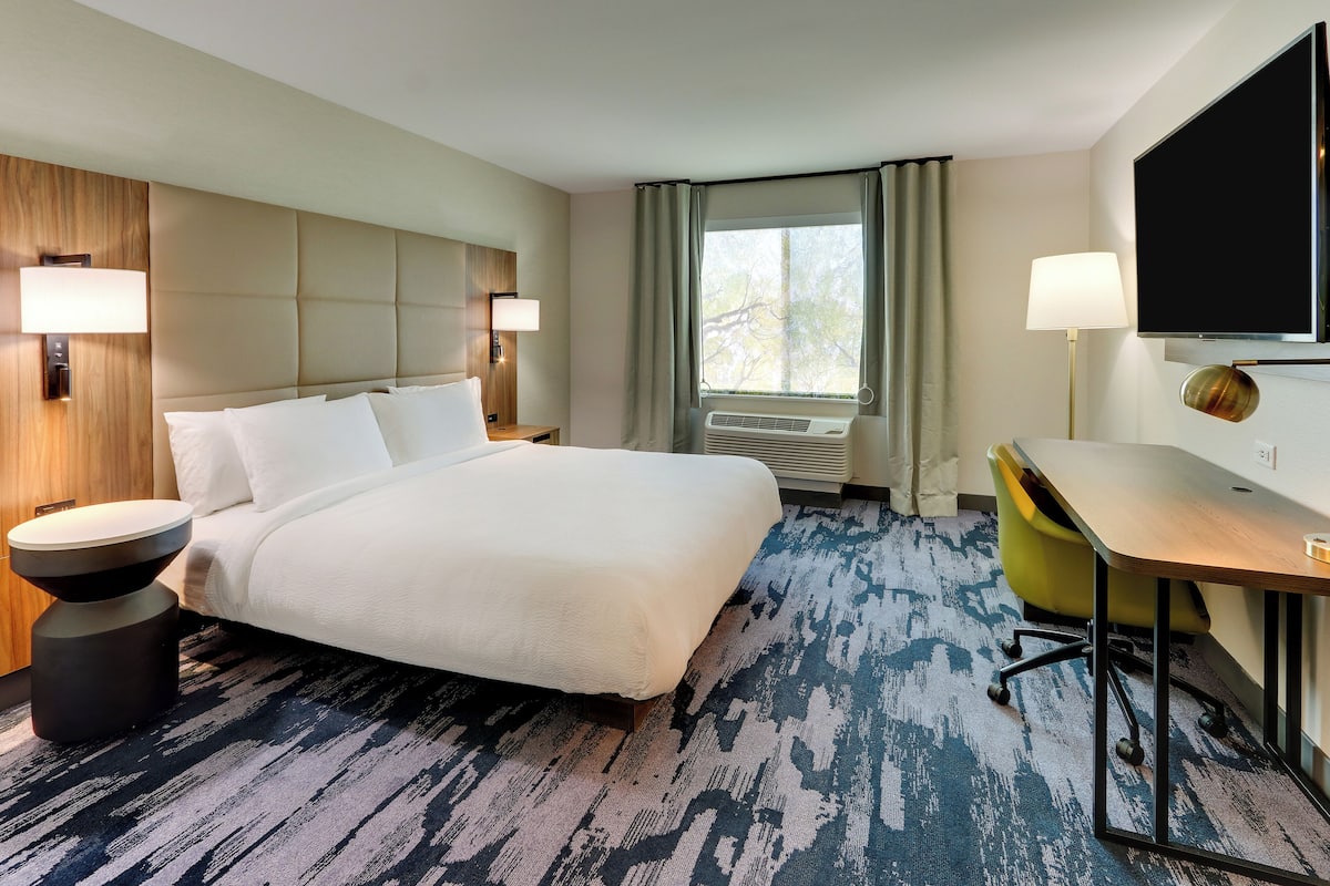 Room, 1 King Bed (Mobility/Hearing Access, Roll-In Shwr) | Desk, iron/ironing board, cribs/infant beds, free WiFi