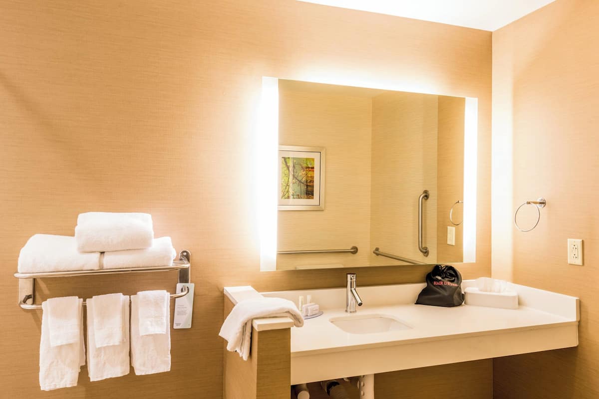 Articles de toilette (gratuits), séchoir à cheveux, serviettes fournies