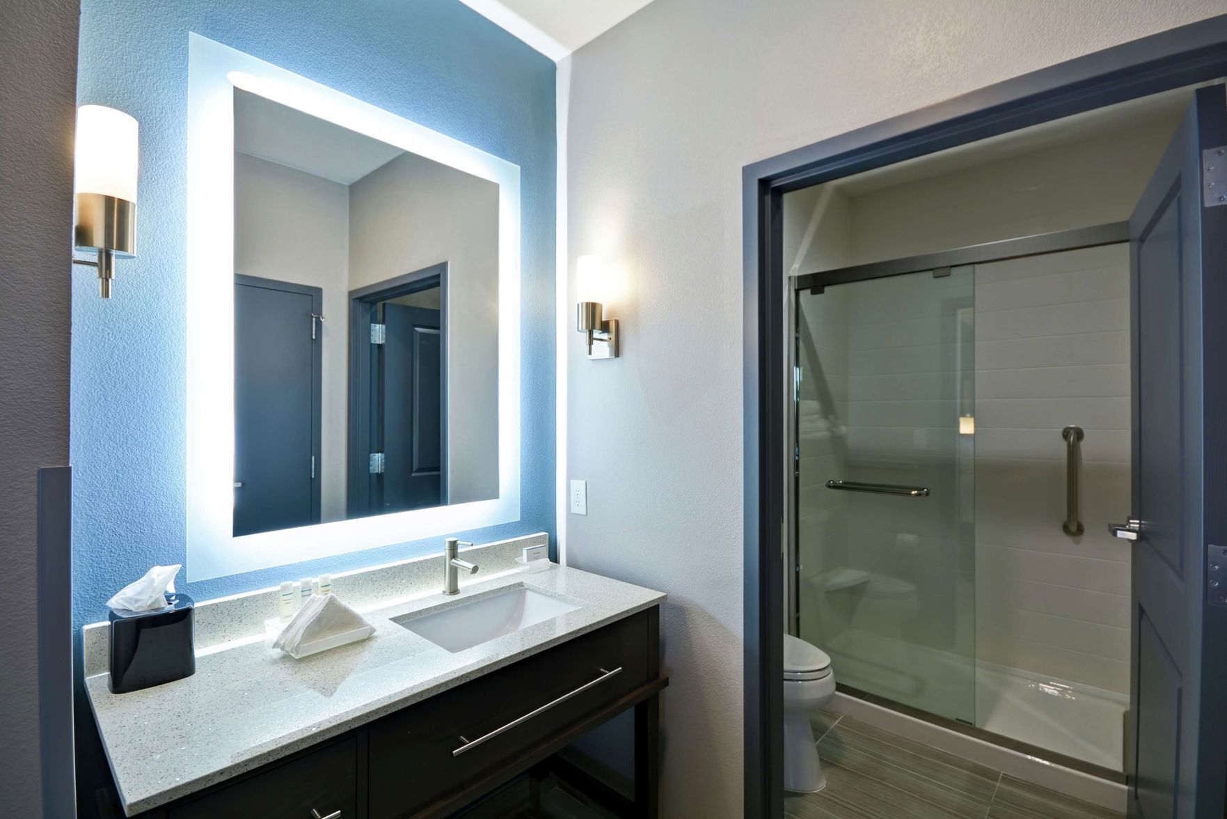 Bathroom | Hydromassage showerhead, free toiletries, hair dryer, towels