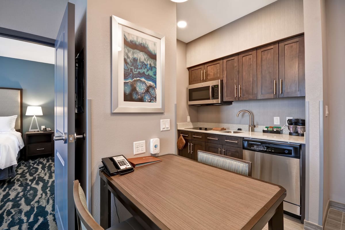 Full-size fridge, microwave, stovetop, dishwasher