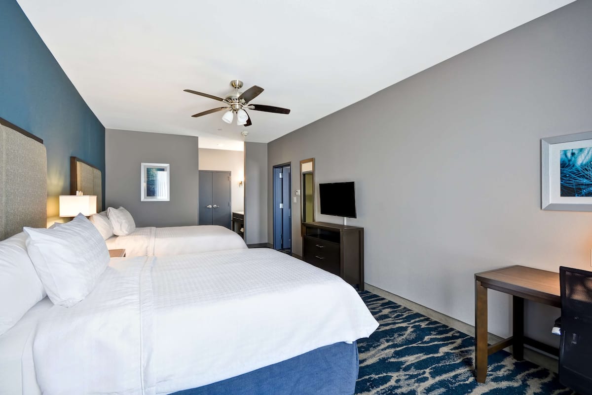 Suite, 1 Bedroom, Non Smoking | 1 bedroom, in-room safe, desk, laptop workspace