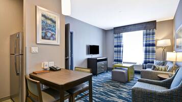 Suite, 1 chambre, non-fumeur | Coffre-fort, bureau, espace de travail pour ordinateurs portables