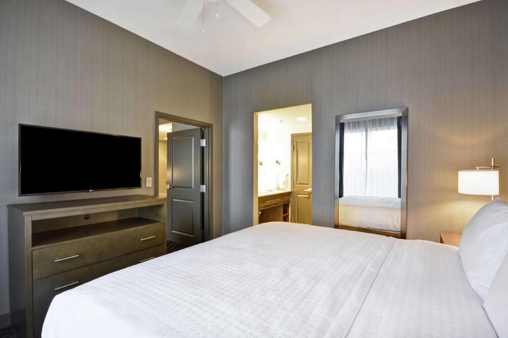 Premium bedding, in-room safe, individually decorated