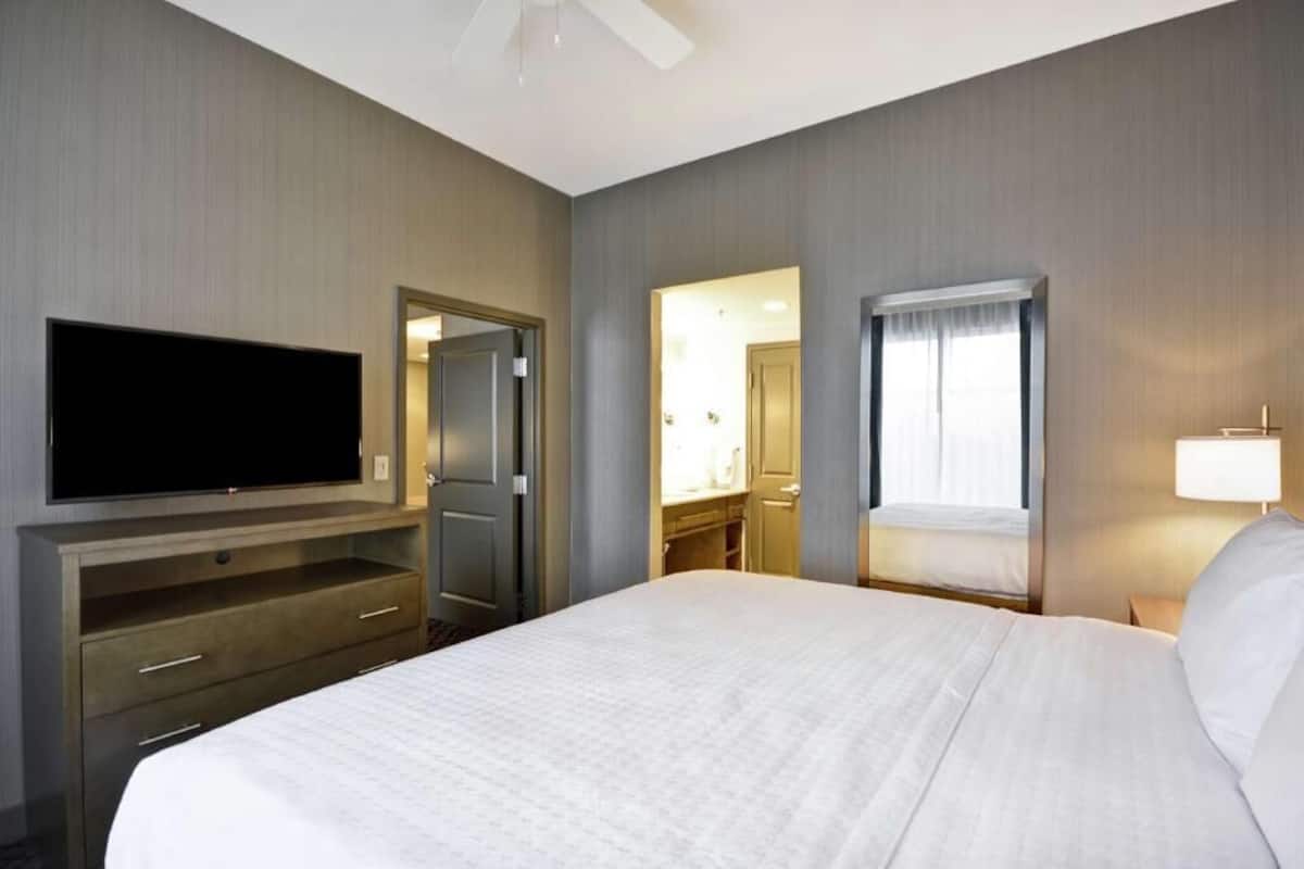 Premium bedding, in-room safe, individually decorated