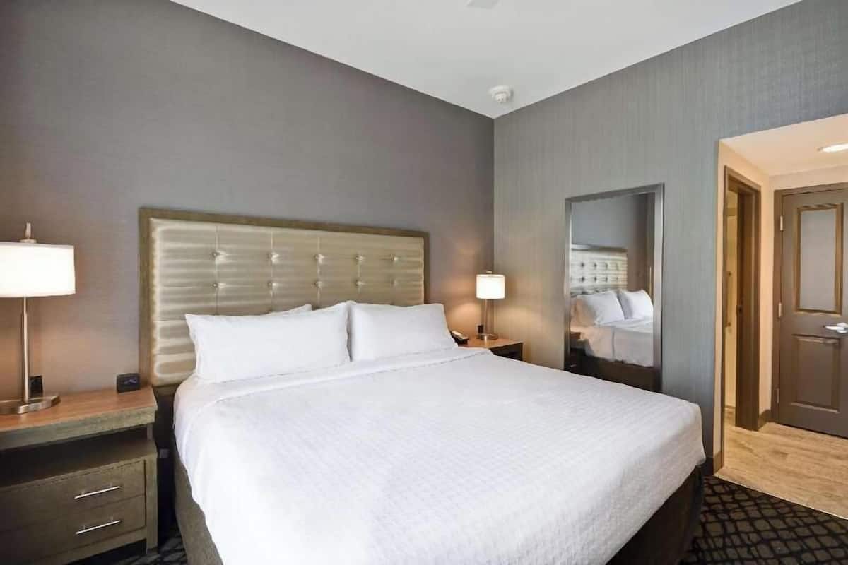 Premium bedding, in-room safe, individually decorated