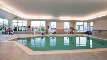 Indendørs pool, åben fra kl. 10.00 til kl. 22.00, liggestole