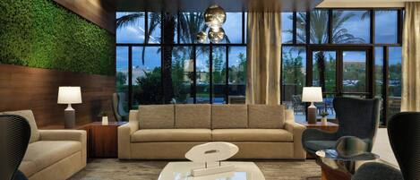 Lobby-Lounge, Blick auf den Pool, täglich geöffnet