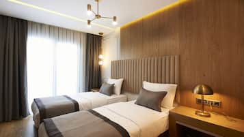 Minibar, caja de seguridad en la habitación y escritorio