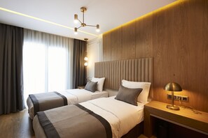 Minibar, coffres-forts dans les chambres, bureau