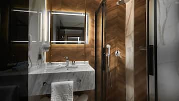 Articles de toilette gratuits, sĂšche-cheveux, chaussons, bidet