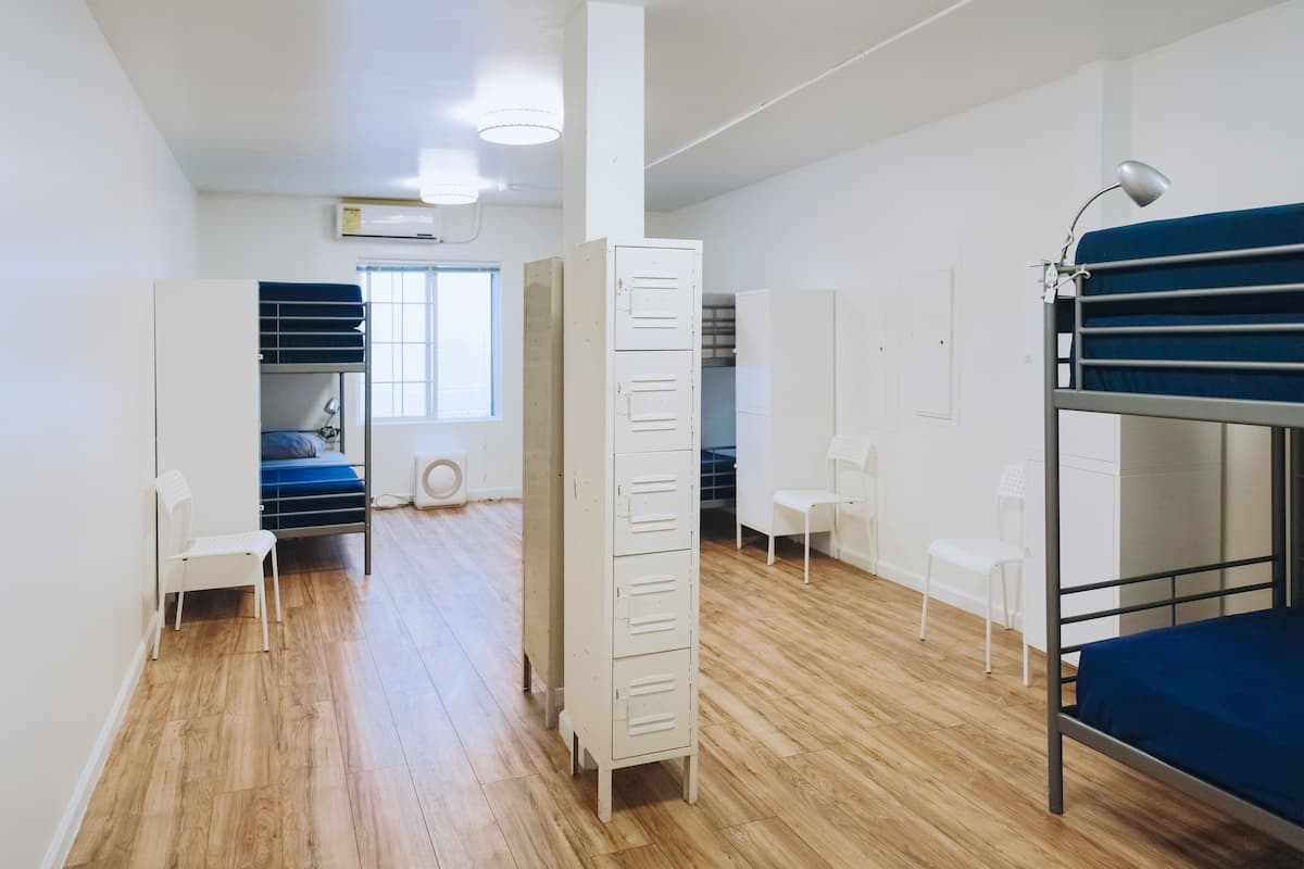 Ropa de cama hipoalergénica y tabla de planchar con plancha
