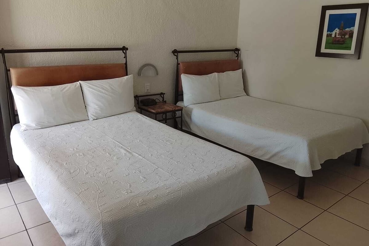 Chambre familiale double | Rideaux dâobscurcissement, fer et planche Ă repasser