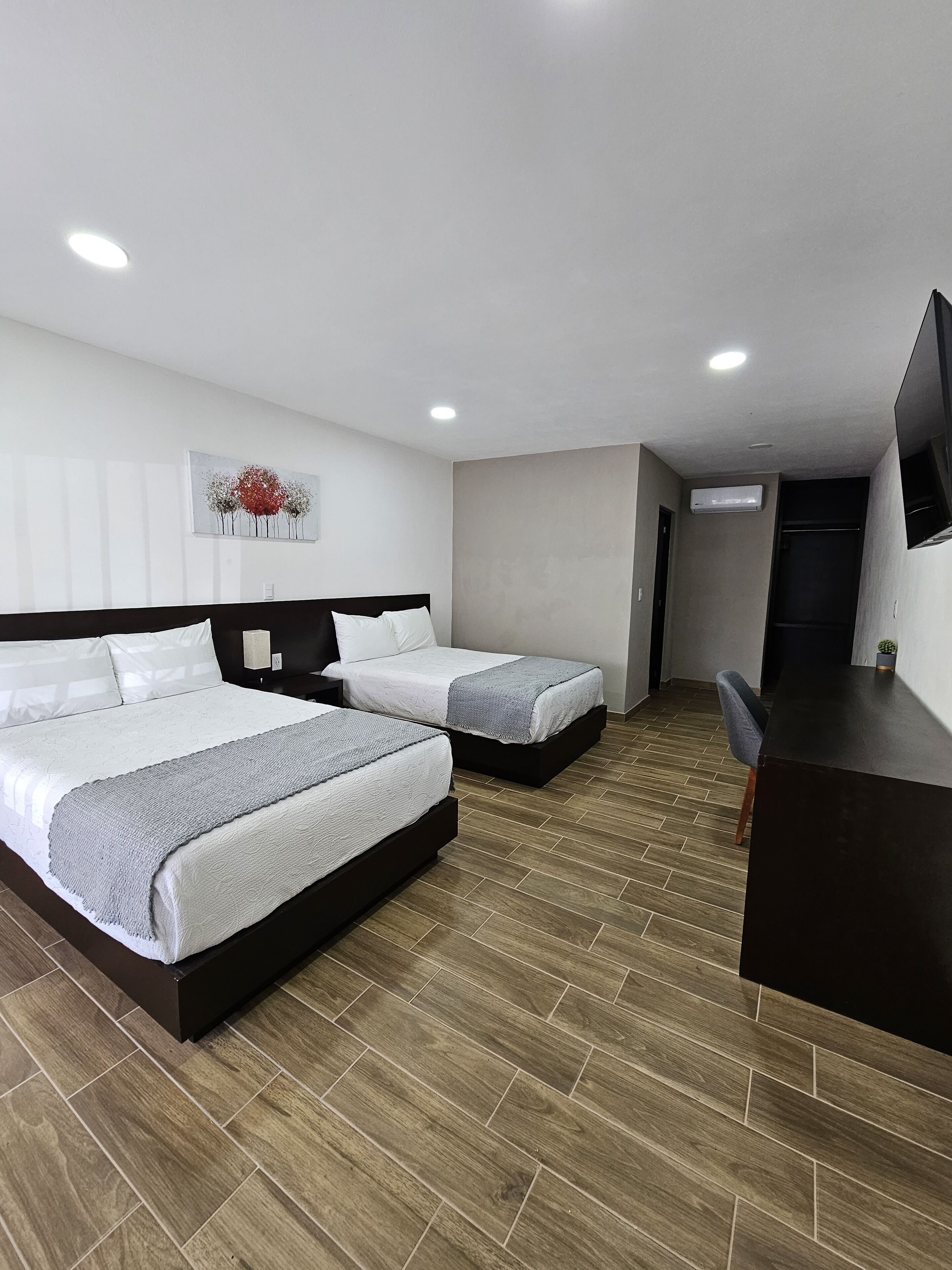 Cortinas blackout, tabla de planchar con plancha y wifi gratis 