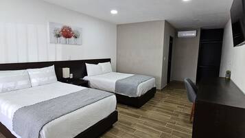 Habitación doble estándar | Cortinas blackout, tabla de planchar con plancha y wifi gratis