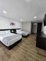 Habitación familiar doble | Mobiliario individual, cortinas opacas, tabla de planchar con plancha