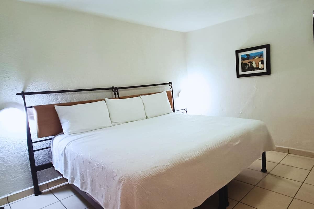 Chambre Standard, 1 trÚs grand lit | Salle de bain | Douche, articles de toilette (gratuits), séchoir à cheveux